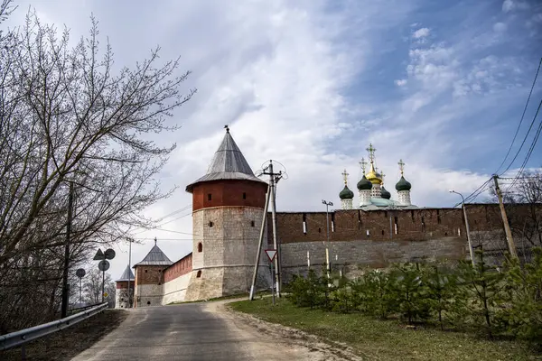 春の晴れた日にサラヤスクの古代の石の要塞 クレムリン — ストック写真