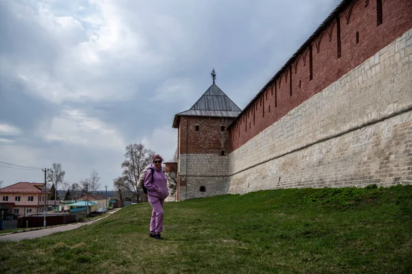 Woman Pink Suit Background Ancient Stone Fortress Zaraysk — Stock Photo, Image