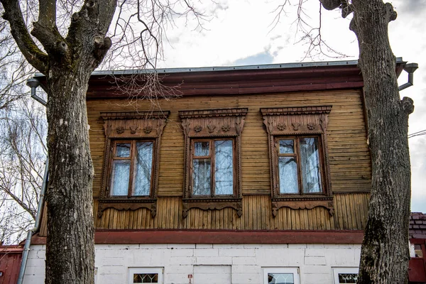 Casas Antigas Com Persianas Madeira Arquitetura Incomum Nas Ruas Zaraysk — Fotografia de Stock