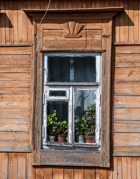 ザライスクの通りに木製のシャッターと珍しい建築物を持つ古い家 — ストック写真