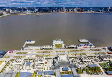 Kazan 'ın eski bir bölgesindeki güzel mimari binaların ve parkın ve Volga nehrinin panoramik manzarası insansız hava aracıyla filme alındı. 