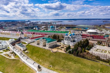 Kazan 'ın eski bir bölgesindeki güneşli bir günde büyük bir Kremlin kalesinin panoramik görüntüsü insansız hava aracından çekildi.