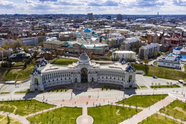 Kazan 'ın eski bir bölgesindeki güzel mimari binaların ve parkın ve Volga nehrinin panoramik manzarası insansız hava aracıyla filme alındı. 