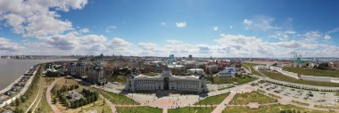 Kazan 'ın eski bir bölgesindeki güzel mimari binaların ve parkın ve Volga nehrinin panoramik manzarası insansız hava aracıyla filme alındı. 