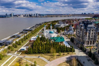 Kazan 'ın eski bir bölgesindeki güzel mimari binaların ve parkın ve Volga nehrinin panoramik manzarası insansız hava aracıyla filme alındı. 