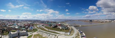 Kazan 'ın eski bir bölgesindeki güneşli bir günde büyük bir Kremlin kalesinin panoramik görüntüsü insansız hava aracından çekildi.