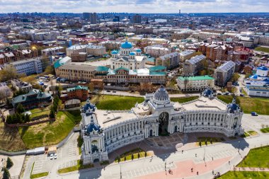 Kazan 'ın eski bir bölgesindeki güzel mimari binaların ve parkın ve Volga nehrinin panoramik manzarası insansız hava aracıyla filme alındı. 