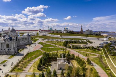 Kazan 'ın eski bir bölgesindeki güneşli bir günde büyük bir Kremlin kalesinin panoramik görüntüsü insansız hava aracından çekildi.