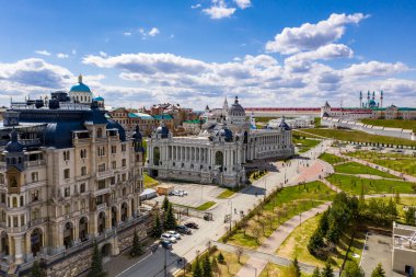 Kazan 'ın eski bir bölgesindeki güzel mimari binaların ve parkın ve Volga nehrinin panoramik manzarası insansız hava aracıyla filme alındı. 