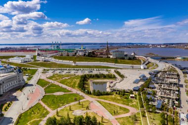 Kazan 'ın eski bir bölgesindeki güneşli bir günde büyük bir Kremlin kalesinin panoramik görüntüsü insansız hava aracından çekildi.