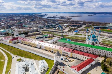 Kazan 'ın eski bir bölgesindeki güneşli bir günde büyük bir Kremlin kalesinin panoramik görüntüsü insansız hava aracından çekildi.