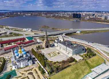 Kazan 'ın eski bir bölgesindeki güneşli bir günde büyük bir Kremlin kalesinin panoramik görüntüsü insansız hava aracından çekildi.