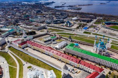 Kazan 'ın eski bir bölgesindeki güneşli bir günde büyük bir Kremlin kalesinin panoramik görüntüsü insansız hava aracından çekildi.