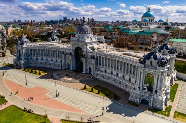 Kazan 'ın eski bir bölgesindeki güzel mimari binaların ve parkın ve Volga nehrinin panoramik manzarası insansız hava aracıyla filme alındı. 