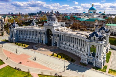 Kazan 'ın eski bir bölgesindeki güzel mimari binaların ve parkın ve Volga nehrinin panoramik manzarası insansız hava aracıyla filme alındı. 