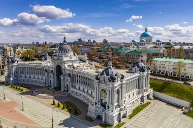 Kazan 'ın eski bir bölgesindeki güzel mimari binaların ve parkın ve Volga nehrinin panoramik manzarası insansız hava aracıyla filme alındı. 