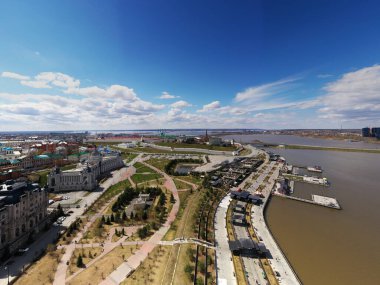 Kazan 'ın eski bir bölgesindeki güneşli bir günde büyük bir Kremlin kalesinin panoramik görüntüsü insansız hava aracından çekildi.