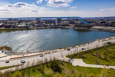 Kazan 'ın eski bir bölgesindeki güzel mimari binaların ve parkın ve Volga nehrinin panoramik manzarası insansız hava aracıyla filme alındı. 