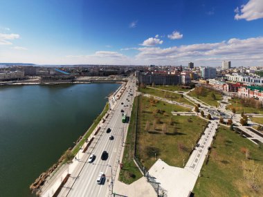 Kazan 'ın eski bir bölgesindeki güzel mimari binaların ve parkın ve Volga nehrinin panoramik manzarası insansız hava aracıyla filme alındı. 
