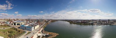 Kazan 'ın eski bir bölgesindeki güzel mimari binaların ve parkın ve Volga nehrinin panoramik manzarası insansız hava aracıyla filme alındı. 
