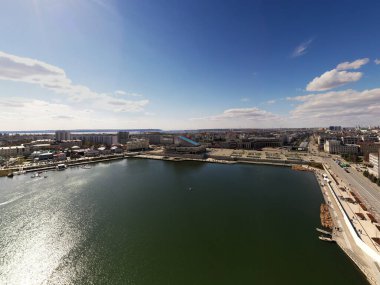 Kazan 'ın eski bir bölgesindeki güzel mimari binaların ve parkın ve Volga nehrinin panoramik manzarası insansız hava aracıyla filme alındı. 