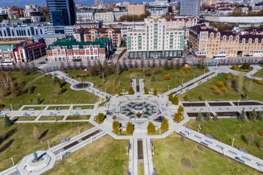 Kazan 'ın eski bir bölgesindeki güzel mimari binaların ve parkın ve Volga nehrinin panoramik manzarası insansız hava aracıyla filme alındı. 