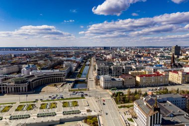 Kazan 'ın eski bir bölgesindeki güzel mimari binaların ve parkın ve Volga nehrinin panoramik manzarası insansız hava aracıyla filme alındı. 
