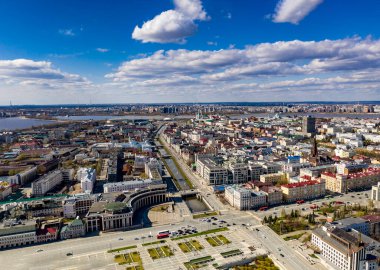 Kazan 'ın eski bir bölgesindeki güzel mimari binaların ve parkın ve Volga nehrinin panoramik manzarası insansız hava aracıyla filme alındı. 