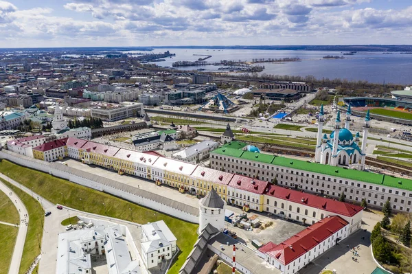 Uma Vista Panorâmica Uma Grande Fortaleza Antiga Kremlin Dia Ensolarado — Fotografia de Stock