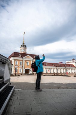 Mavi ceketli kadın turist Kazan Kremlin 'i ziyaret ediyor.