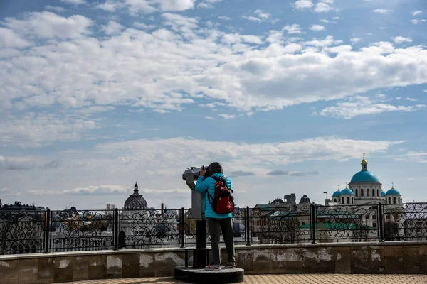 身穿蓝色夹克的女游客参观喀山克里姆林宫 — 图库照片