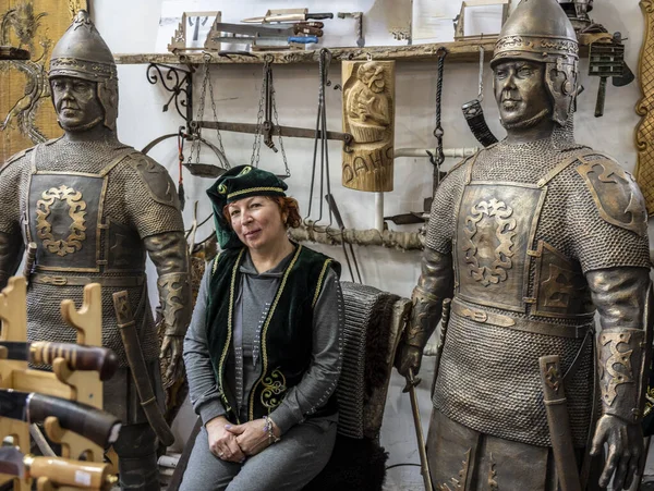 Женщина Национальной Шапочке Жилете Фоне Винтажных Металлических Войн — стоковое фото