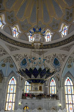 Kazan 'ın eski Kremlin' indeki mavi camii gri gökyüzüne karşı