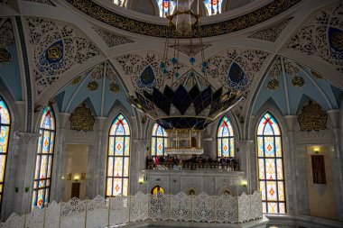 Kazan 'ın eski Kremlin' indeki mavi camii gri gökyüzüne karşı