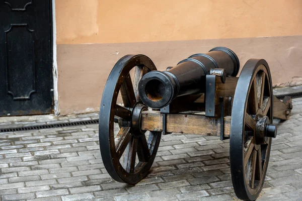 Velho Canhão Rodas Pátio Artilharia Antigo Kremlin Kazan — Fotografia de Stock