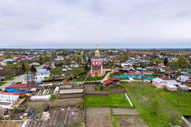 Suzdal şehrinin tapınaklarının ve manastırlarının panoramik görüntüsü yağmurda insansız hava aracıyla çekildi. 