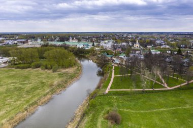 Suzdal şehrinin tapınaklarının ve manastırlarının panoramik görüntüsü yağmurda insansız hava aracıyla çekildi. 