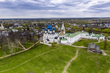 Suzdal şehrinin tapınaklarının ve manastırlarının panoramik görüntüsü yağmurda insansız hava aracıyla çekildi. 