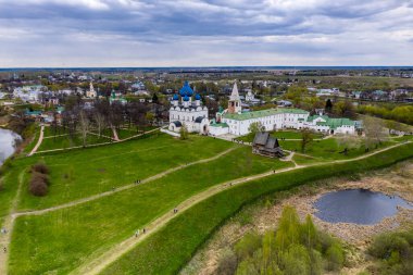 Suzdal şehrinin tapınaklarının ve manastırlarının panoramik görüntüsü yağmurda insansız hava aracıyla çekildi. 