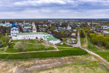Suzdal şehrinin tapınaklarının ve manastırlarının panoramik görüntüsü yağmurda insansız hava aracıyla çekildi. 