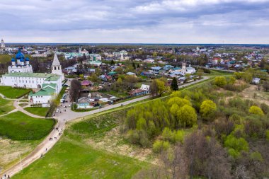Suzdal şehrinin tapınaklarının ve manastırlarının panoramik görüntüsü yağmurda insansız hava aracıyla çekildi. 
