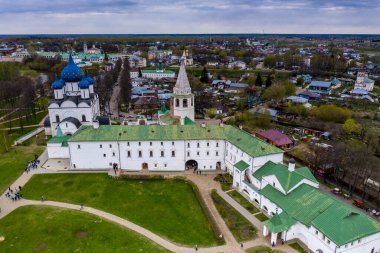Suzdal şehrinin tapınaklarının ve manastırlarının panoramik görüntüsü yağmurda insansız hava aracıyla çekildi. 