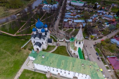 Suzdal şehrinin tapınaklarının ve manastırlarının panoramik görüntüsü yağmurda insansız hava aracıyla çekildi. 