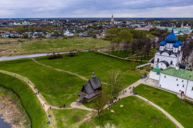 Suzdal şehrinin tapınaklarının ve manastırlarının panoramik görüntüsü yağmurda insansız hava aracıyla çekildi. 