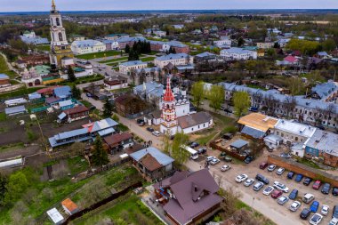 Suzdal şehrinin tapınaklarının ve manastırlarının panoramik görüntüsü yağmurda insansız hava aracıyla çekildi. 