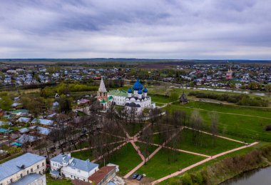 Suzdal şehrinin tapınaklarının ve manastırlarının panoramik görüntüsü yağmurda insansız hava aracıyla çekildi. 