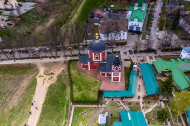 Suzdal şehrinin tapınaklarının ve manastırlarının panoramik görüntüsü yağmurda insansız hava aracıyla çekildi. 