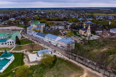 Suzdal şehrinin tapınaklarının ve manastırlarının panoramik görüntüsü yağmurda insansız hava aracıyla çekildi. 