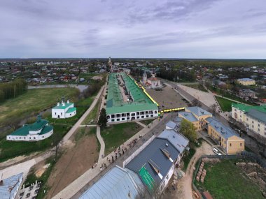 Suzdal şehrinin tapınaklarının ve manastırlarının panoramik görüntüsü yağmurda insansız hava aracıyla çekildi. 