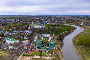 Suzdal şehrinin tapınaklarının ve manastırlarının panoramik görüntüsü yağmurda insansız hava aracıyla çekildi. 
